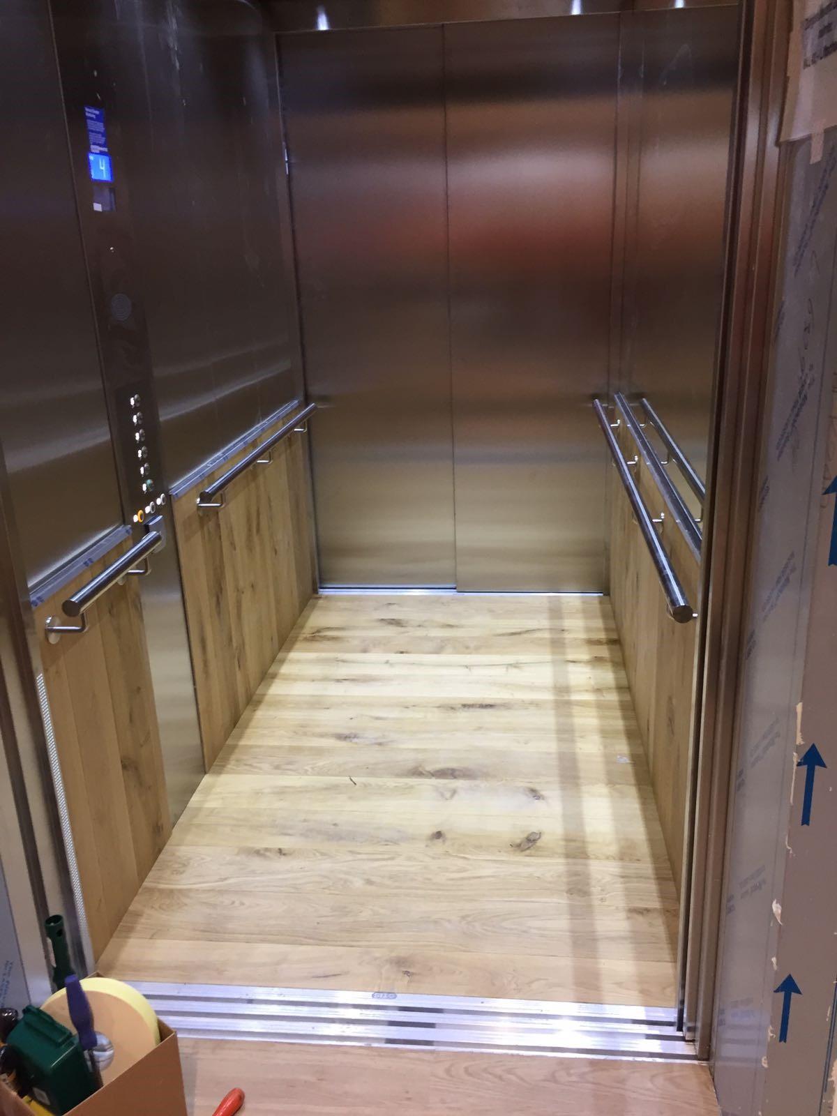 Rustieke, klassieke houten liftvloer in een verzorgingstehuis in Brabant