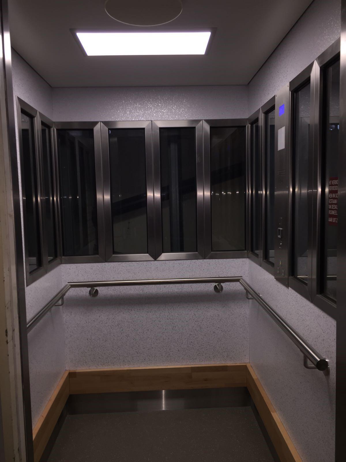 Modern liftinterieur met vensterpanelen in Amsterdam