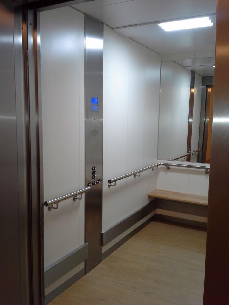 Modern liftinterieur met Rvs knoppenpaneel en display in Eindhoven