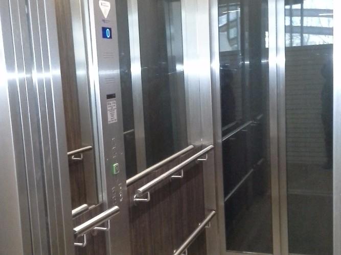 Nieuw zilverkleurig liftinterieur